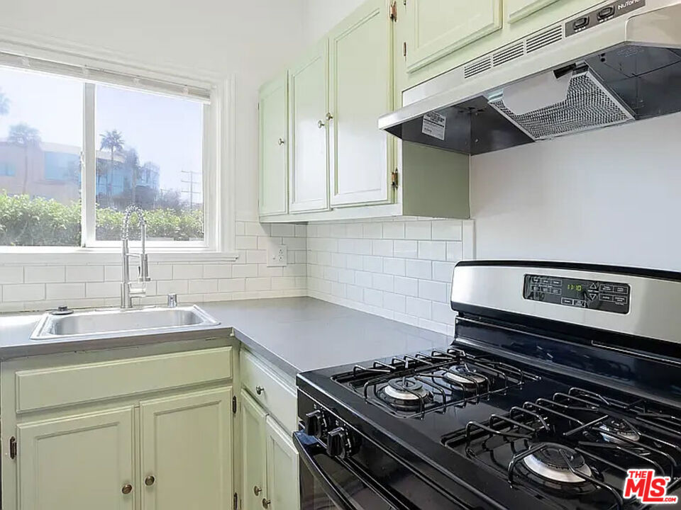 710 N Van Ness Avenue Property Photo 7