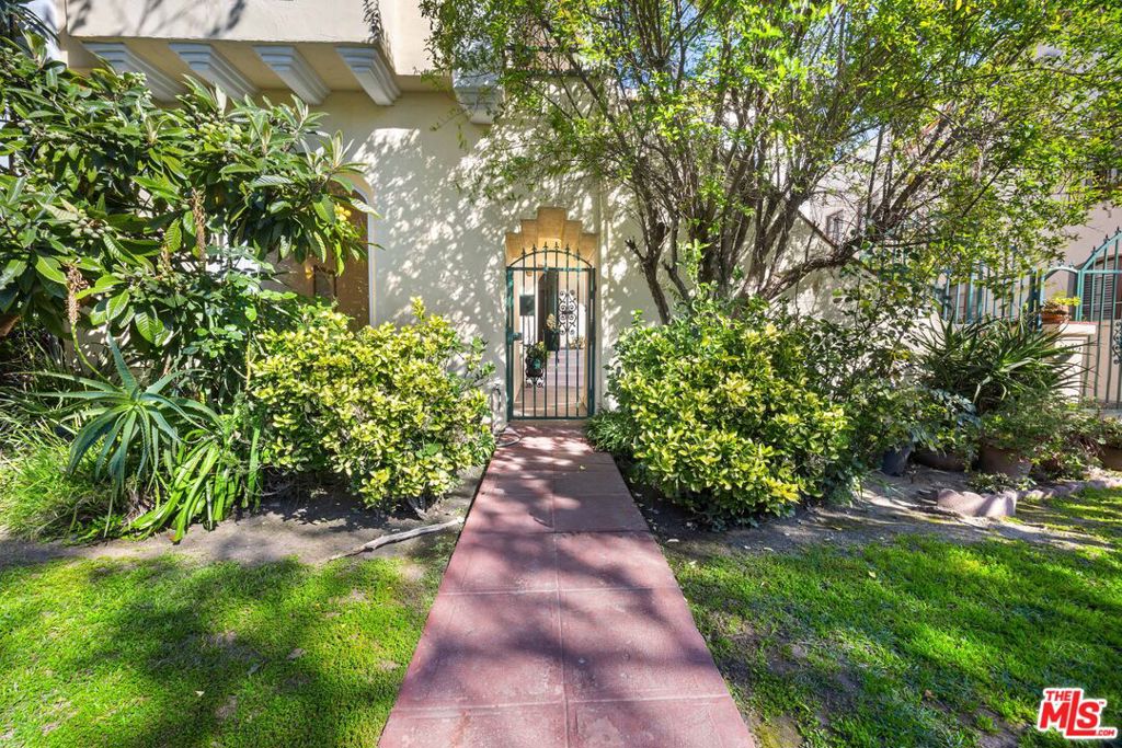 166 N Arnaz Drive Property Photo 4