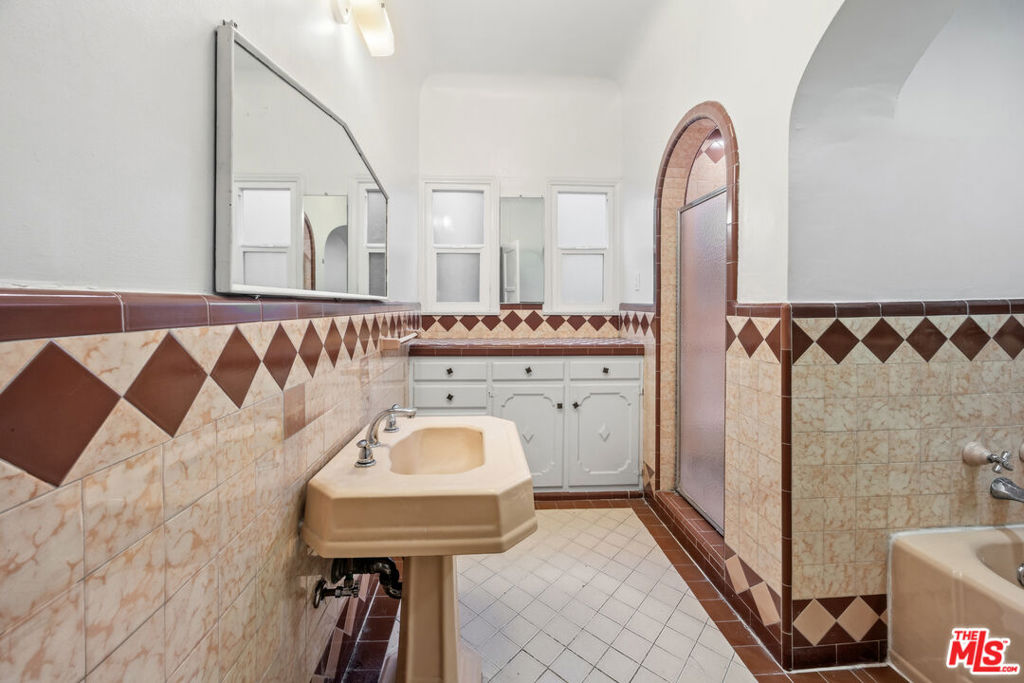 166 N Arnaz Drive Property Photo 45