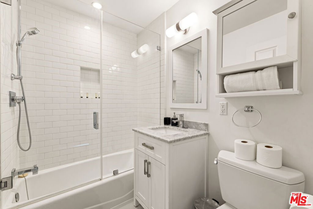 2741 S Palm Grove Avenue Property Photo 4
