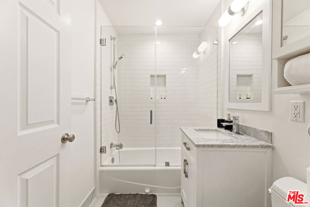 2741 S Palm Grove Avenue Property Photo 13