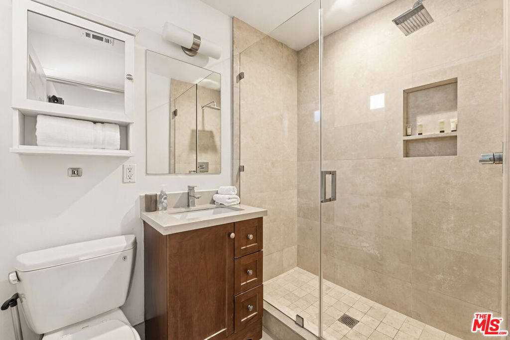 2741 S Palm Grove Avenue Property Photo 18