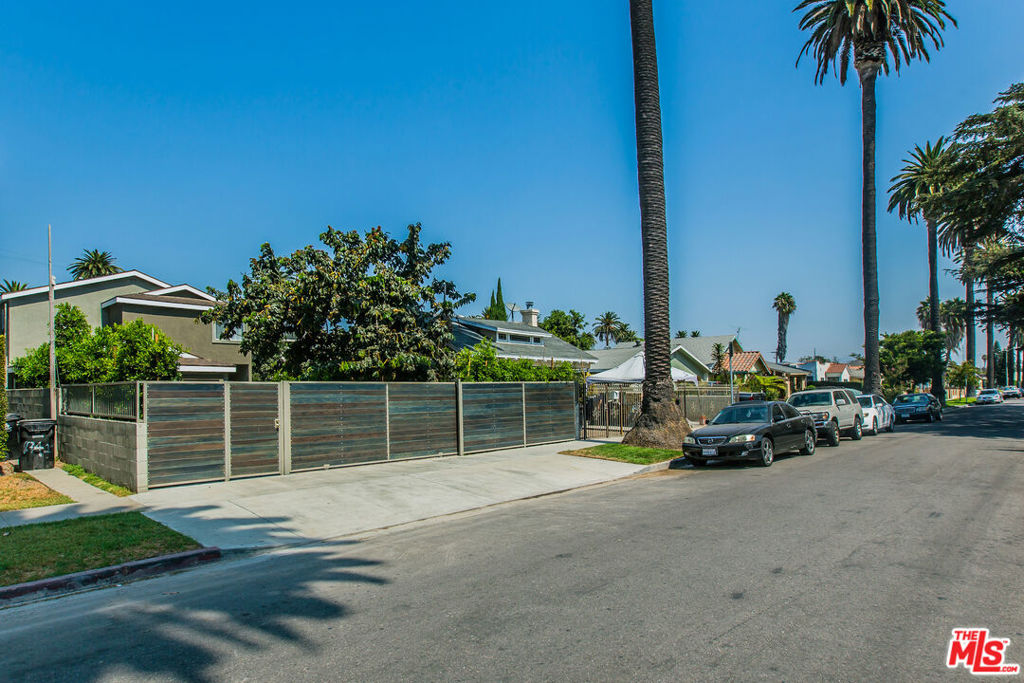 2741 S Palm Grove Avenue Property Photo 33