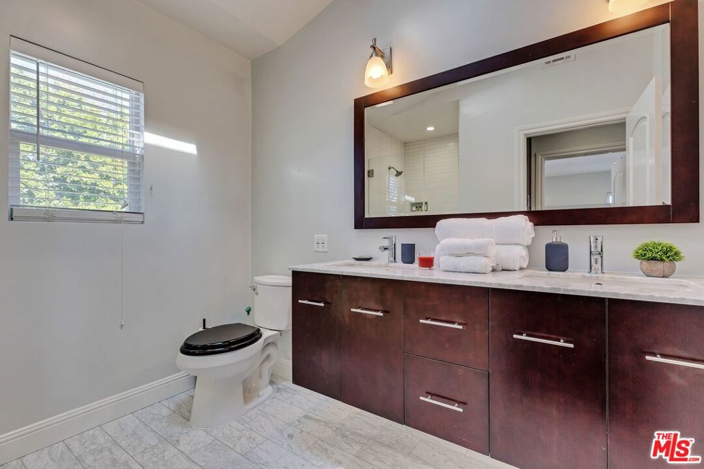 4411 Irvine Avenue Property Photo 23