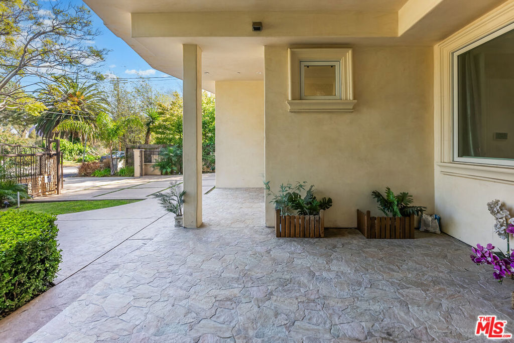 391 S Saltair Avenue Property Photo 4