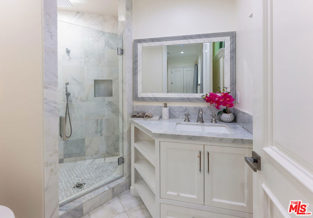 391 S Saltair Avenue Property Photo 16