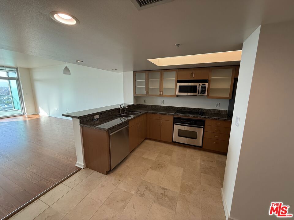 13700 Marina Pointe Drive 1219 Property Photo 3