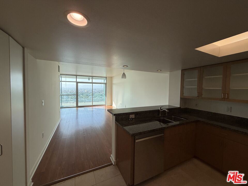 13700 Marina Pointe Drive 1219 Property Photo 7