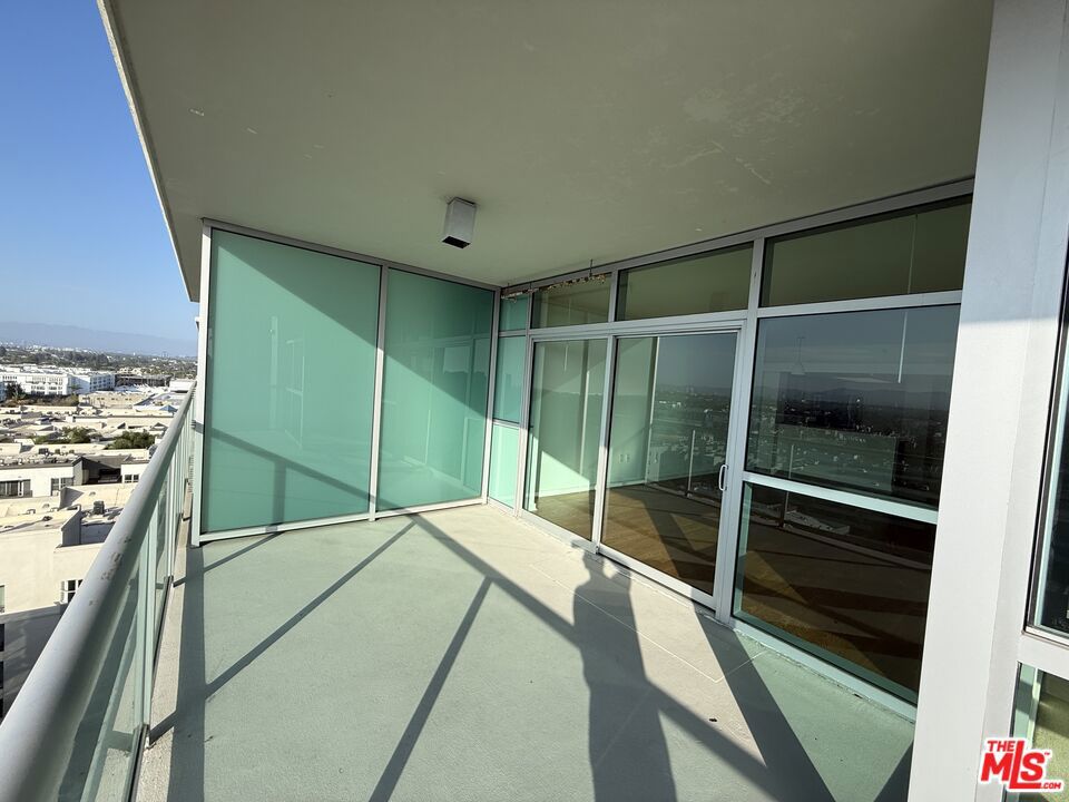 13700 Marina Pointe Drive 1219 Property Photo 19