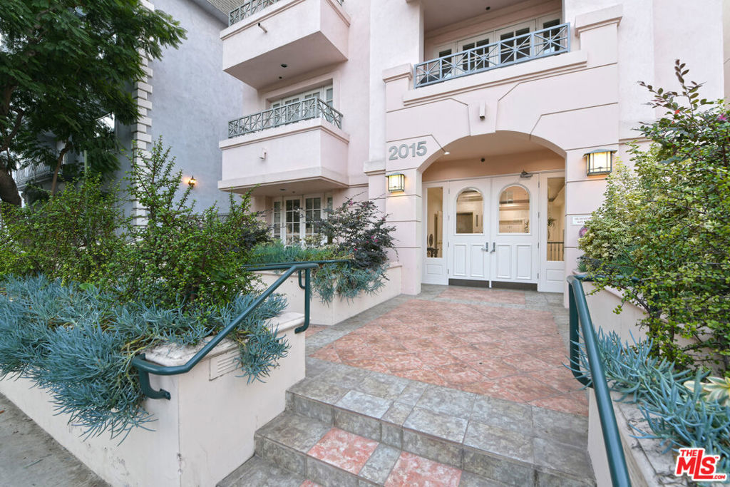 2015 S Beverly Glen Boulevard 402 Property Photo 6