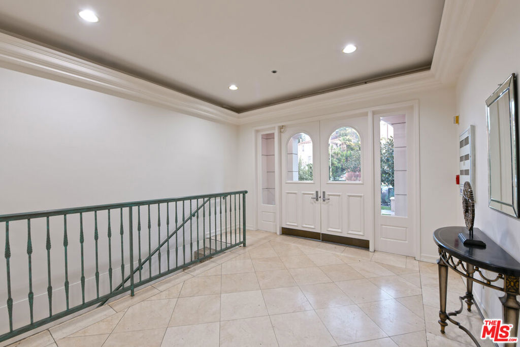2015 S Beverly Glen Boulevard 402 Property Photo 8