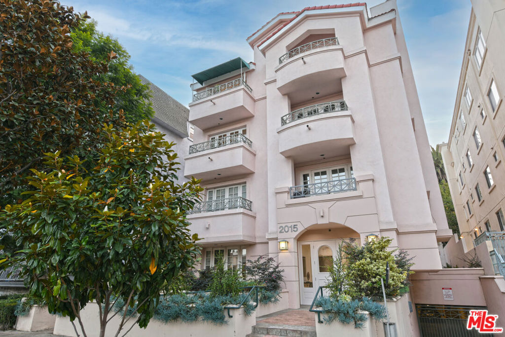 2015 S Beverly Glen Boulevard 402 Property Photo 9