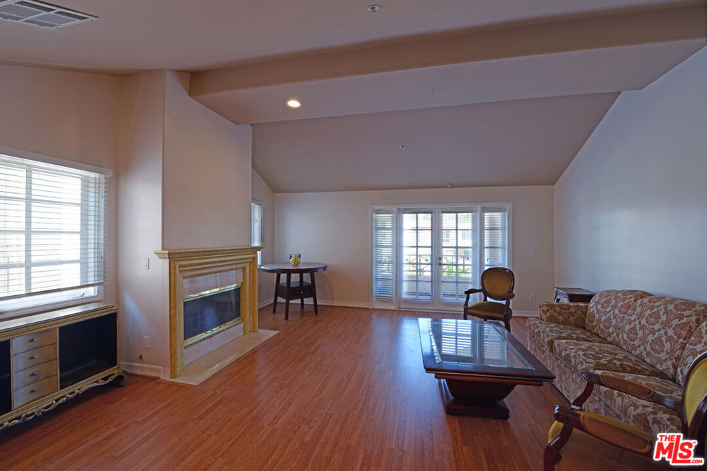 2015 S Beverly Glen Boulevard 402 Property Photo 14