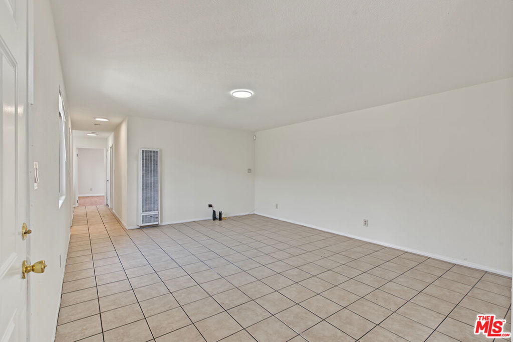 7704 S Grand Avenue Property Photo 10
