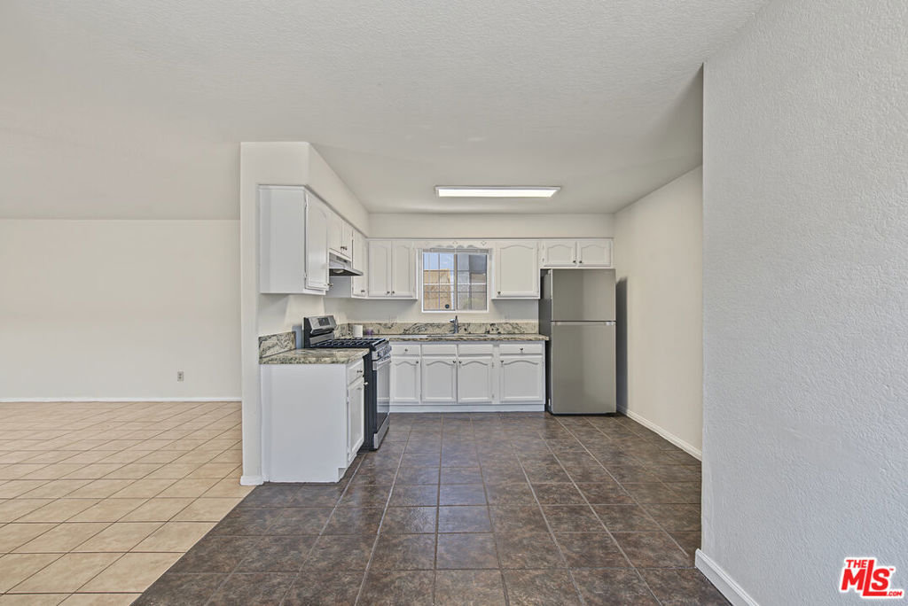 7704 S Grand Avenue Property Photo 12