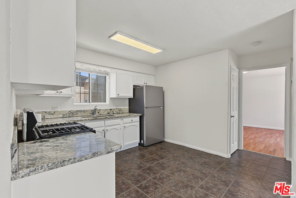 7704 S Grand Avenue Property Photo 13