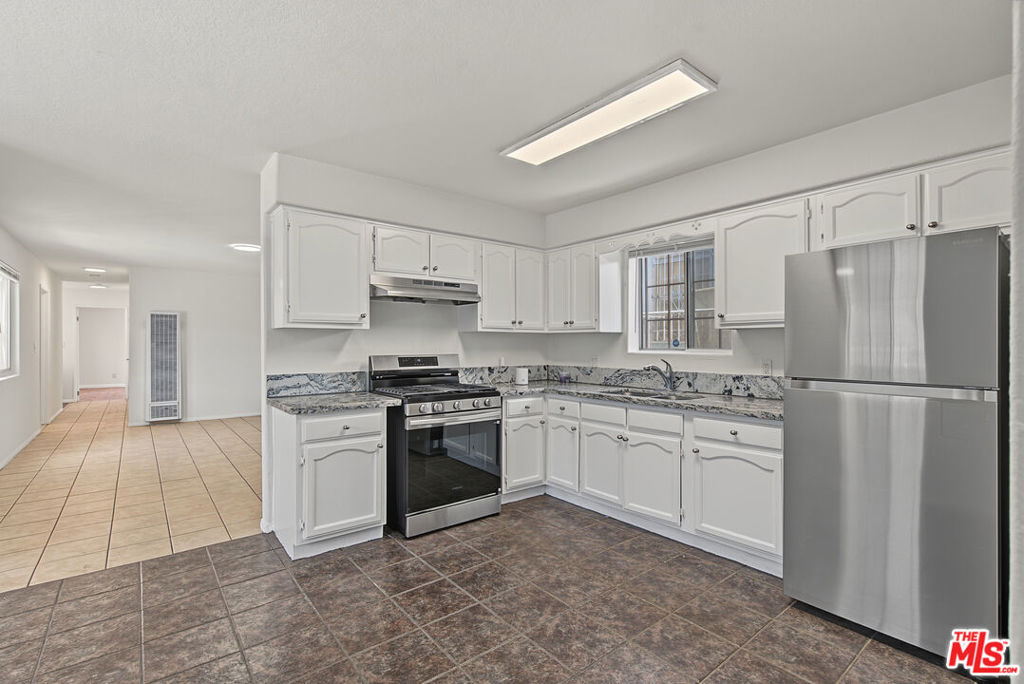 7704 S Grand Avenue Property Photo 14