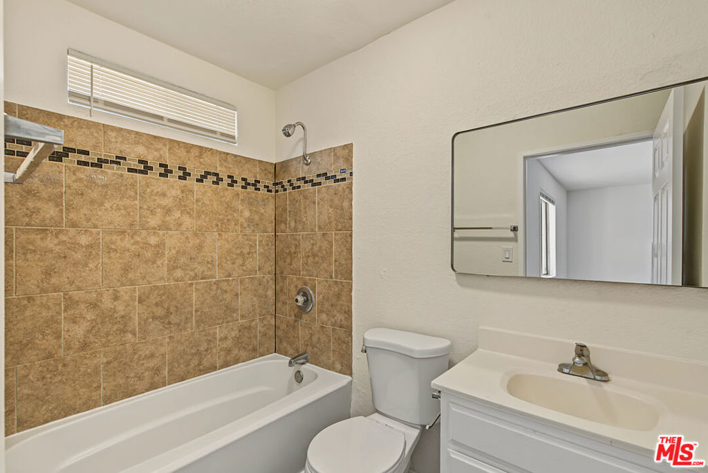7704 S Grand Avenue Property Photo 19