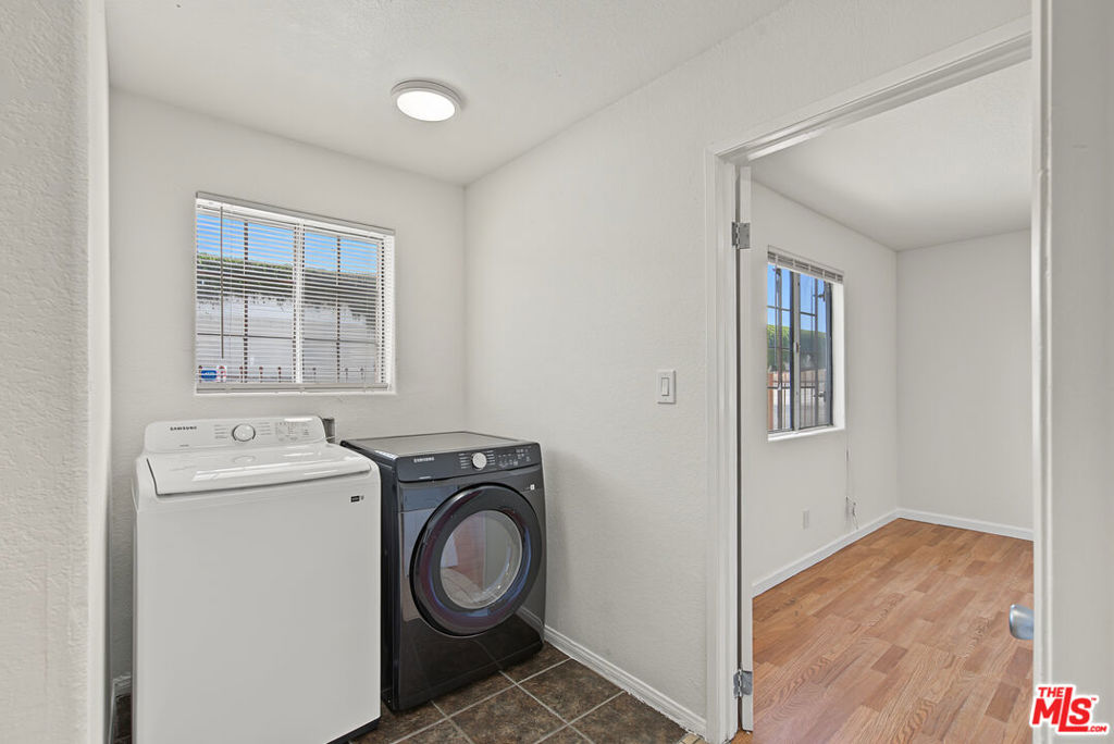7704 S Grand Avenue Property Photo 23