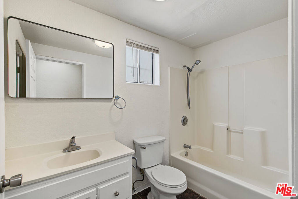 7704 S Grand Avenue Property Photo 24