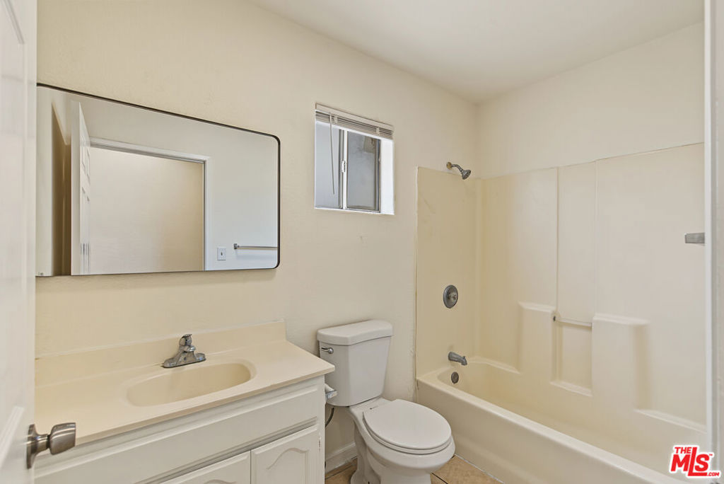 7704 S Grand Avenue Property Photo 43