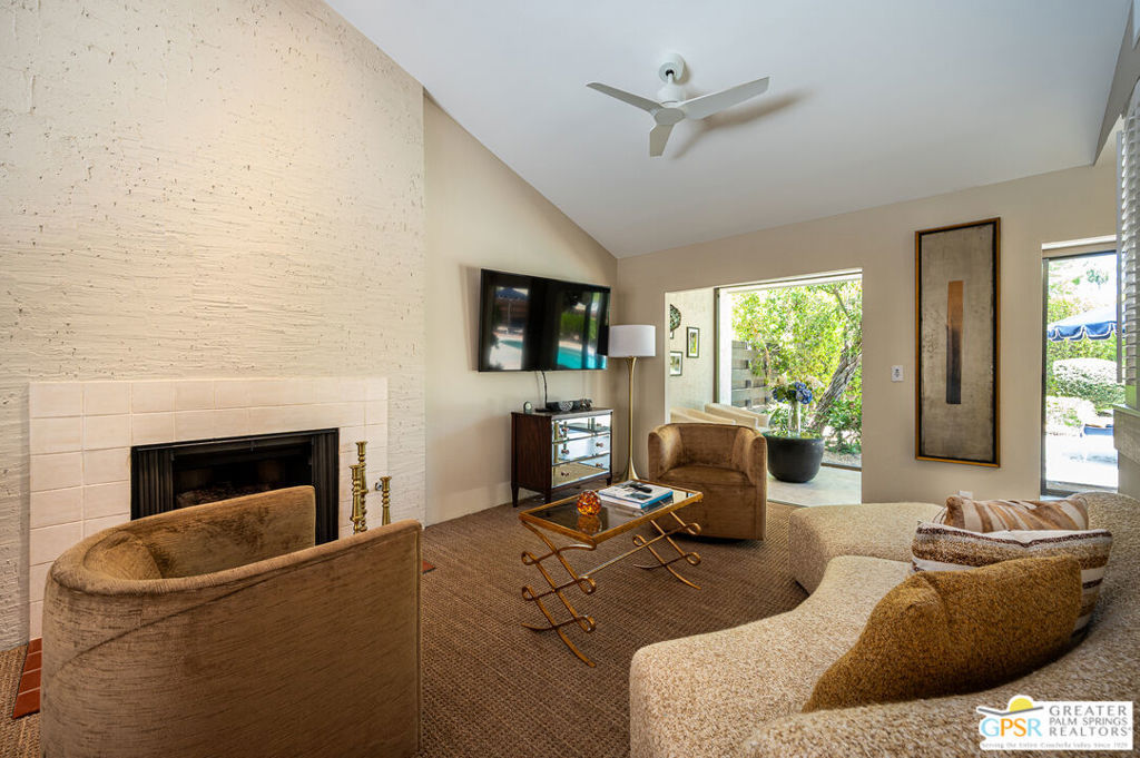 566 N Sunset Way Property Photo 3