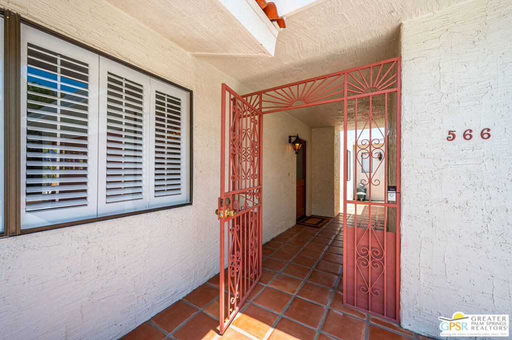 566 N Sunset Way Property Photo 14