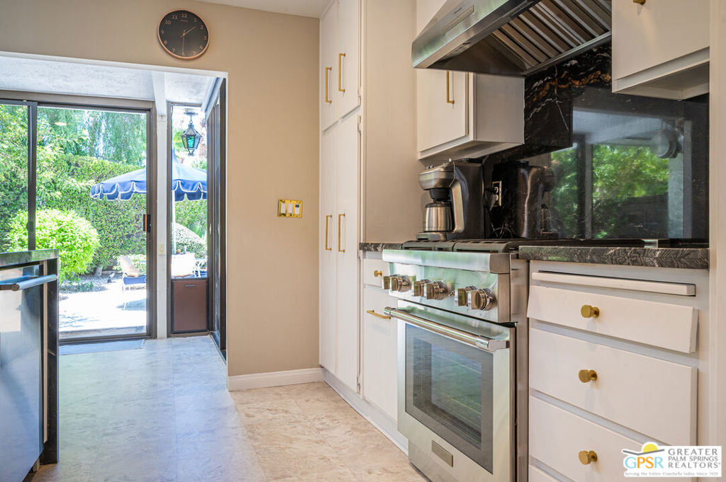 566 N Sunset Way Property Photo 32
