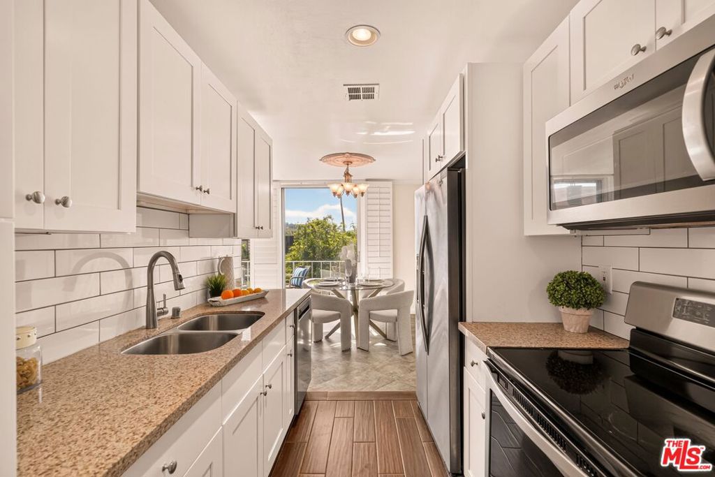 100 S Doheny Drive 402 Property Photo 5