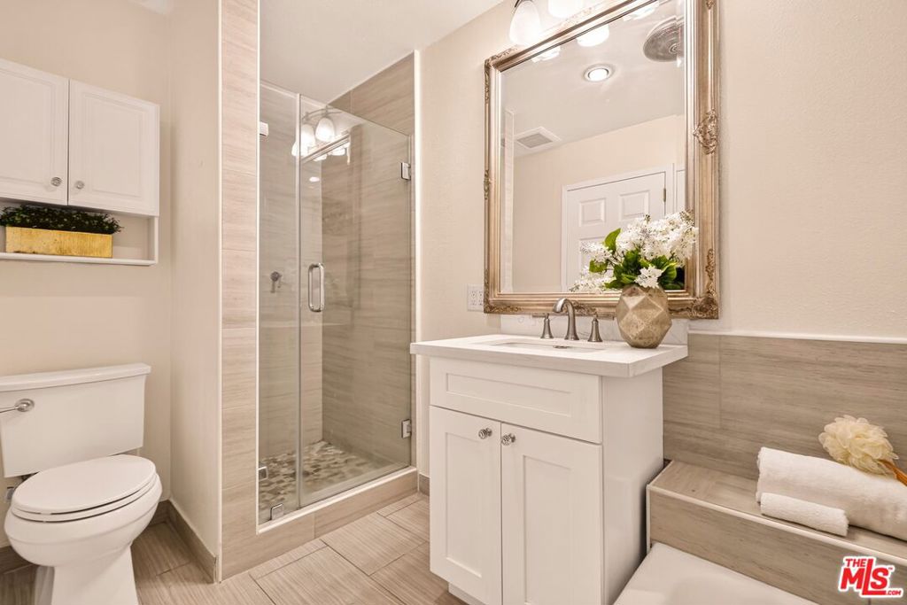 100 S Doheny Drive 402 Property Photo 8