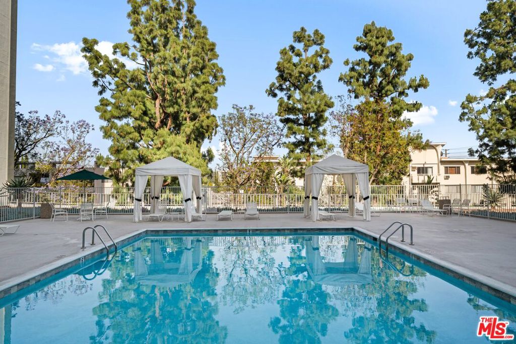 100 S Doheny Drive 402 Property Photo 22