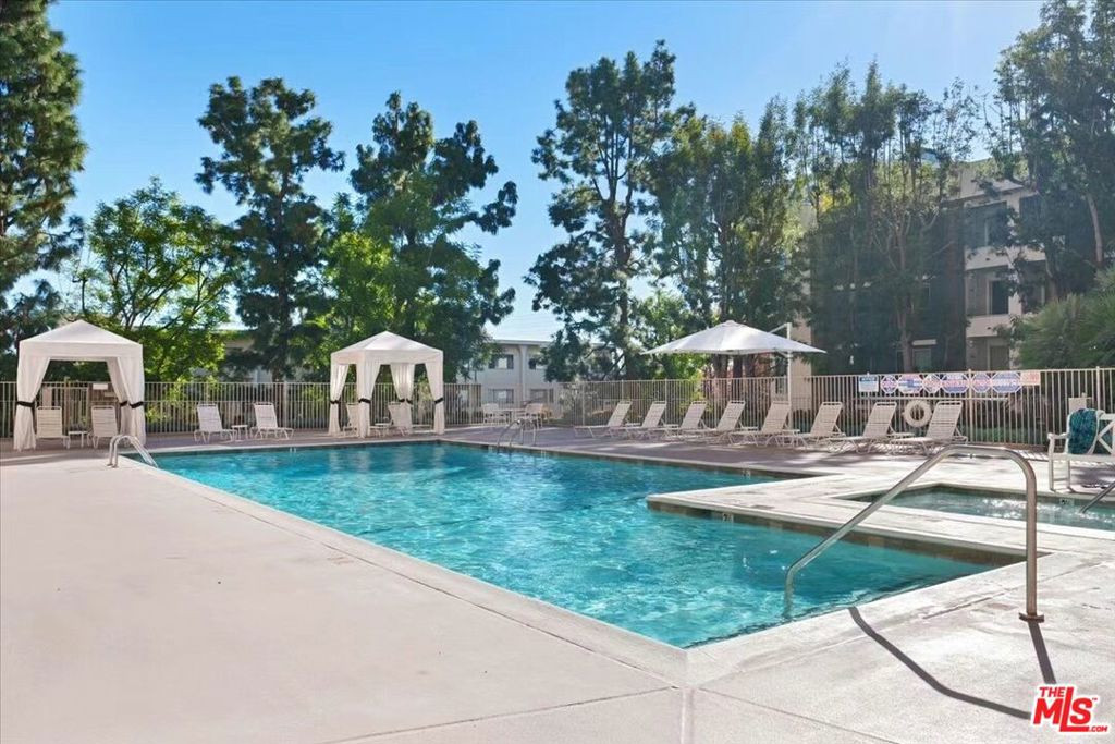 100 S Doheny Drive 402 Property Photo 23