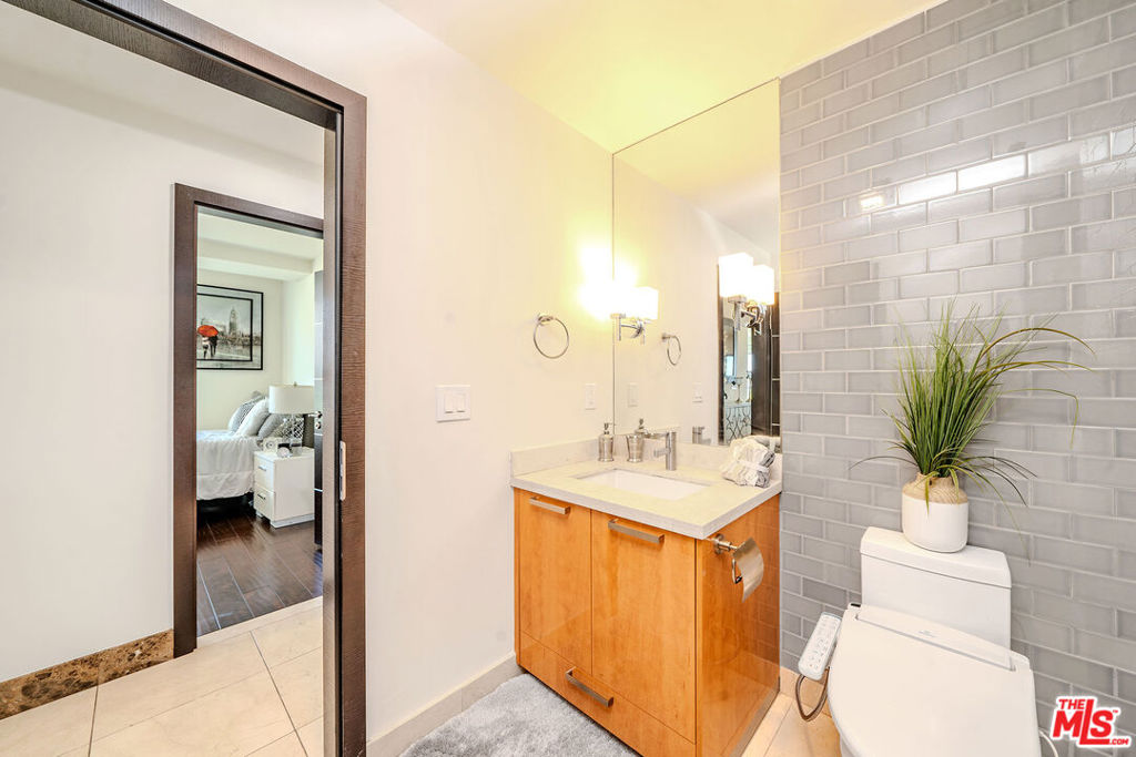 702 S Serrano Avenue 605 Property Photo 28