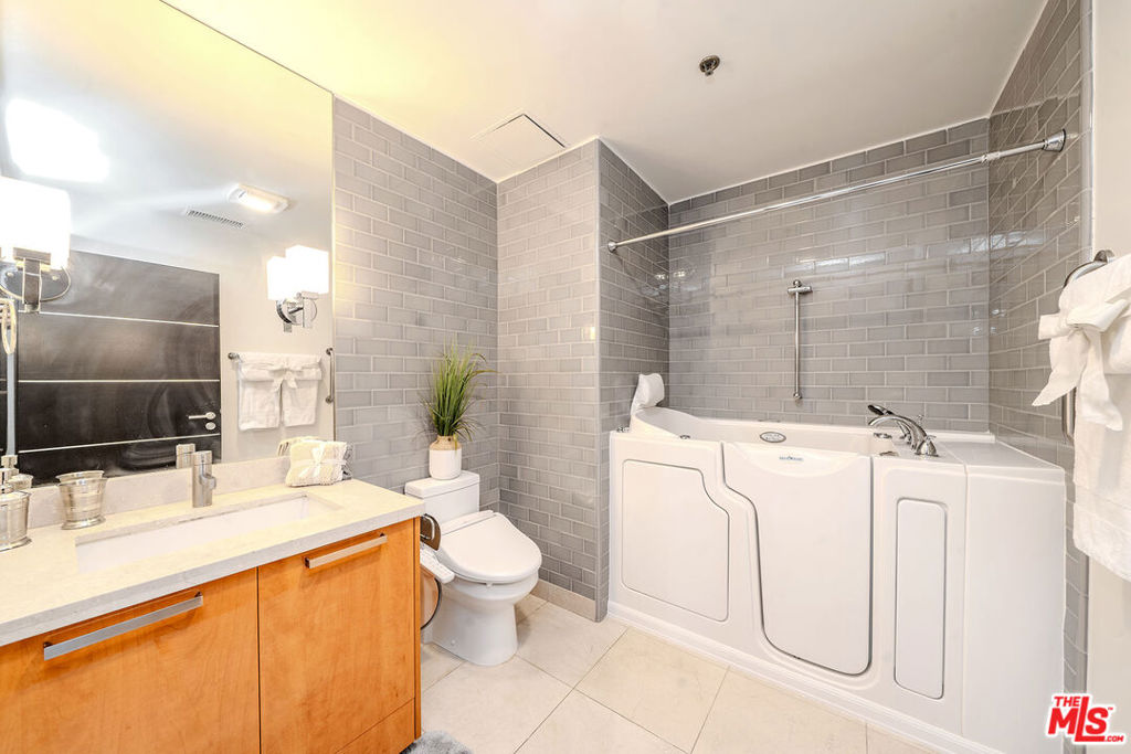 702 S Serrano Avenue 605 Property Photo 29