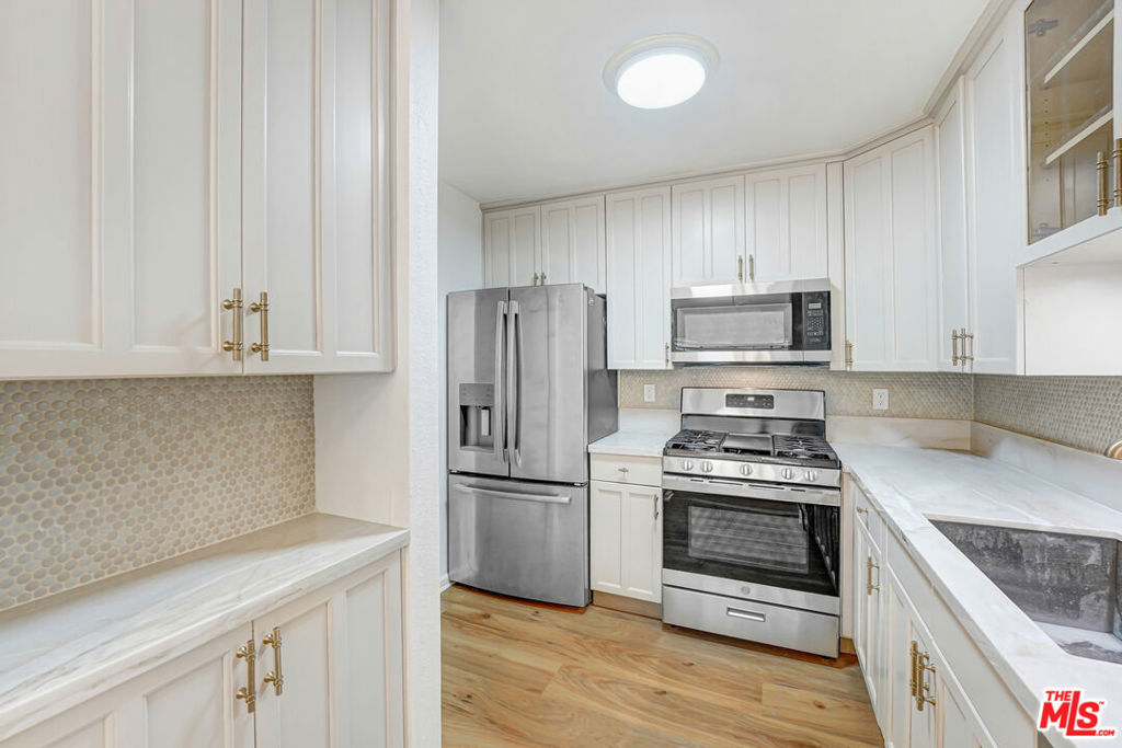 22123 Burbank Boulevard 2 Property Photo 10