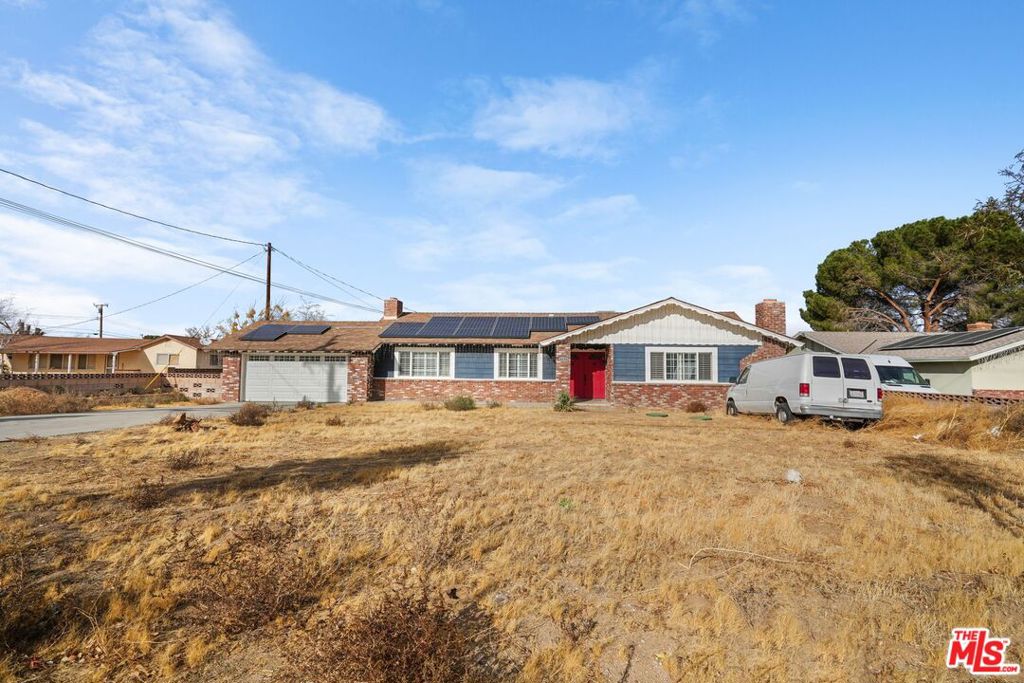 4631 W Avenue M8 Property Photo 3