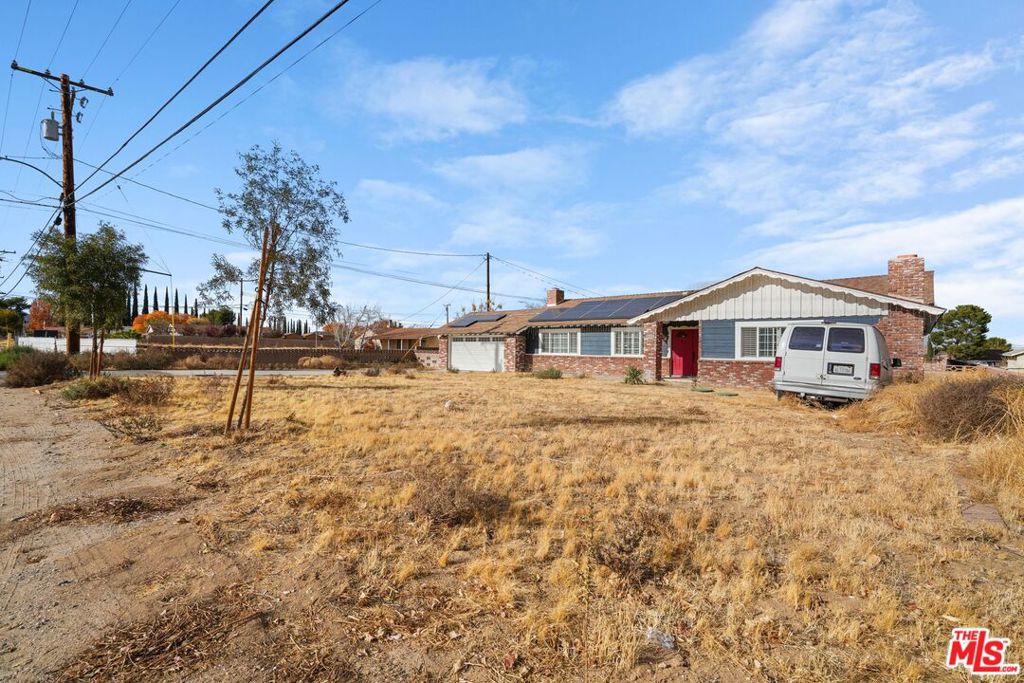 4631 W Avenue M8 Property Photo 5