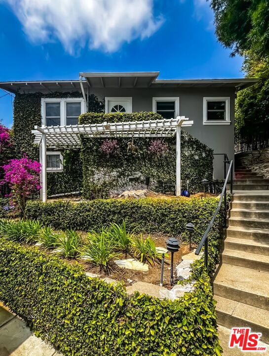 1233 Ozeta Terrace Property Photo 1