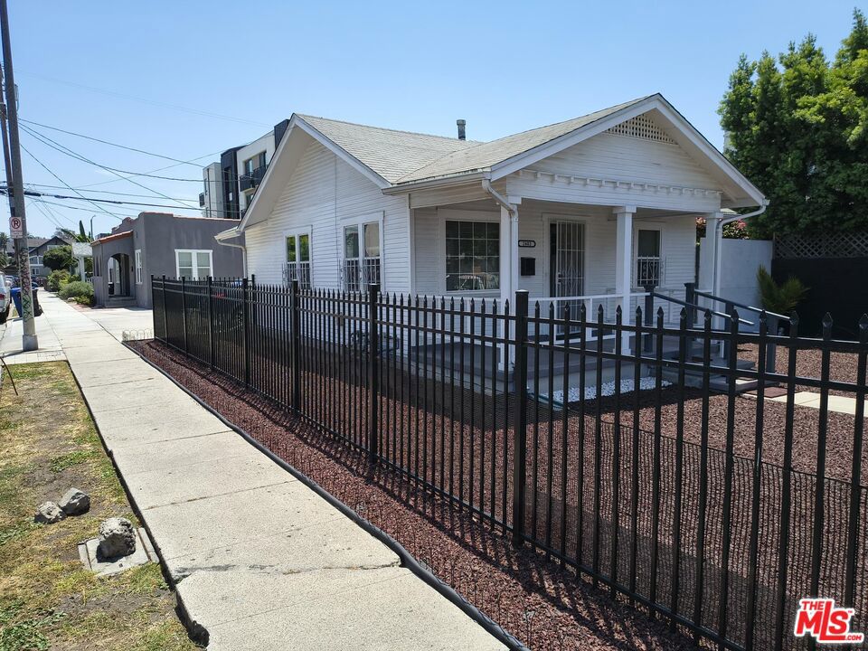 2402 Carmona Avenue Property Photo 2