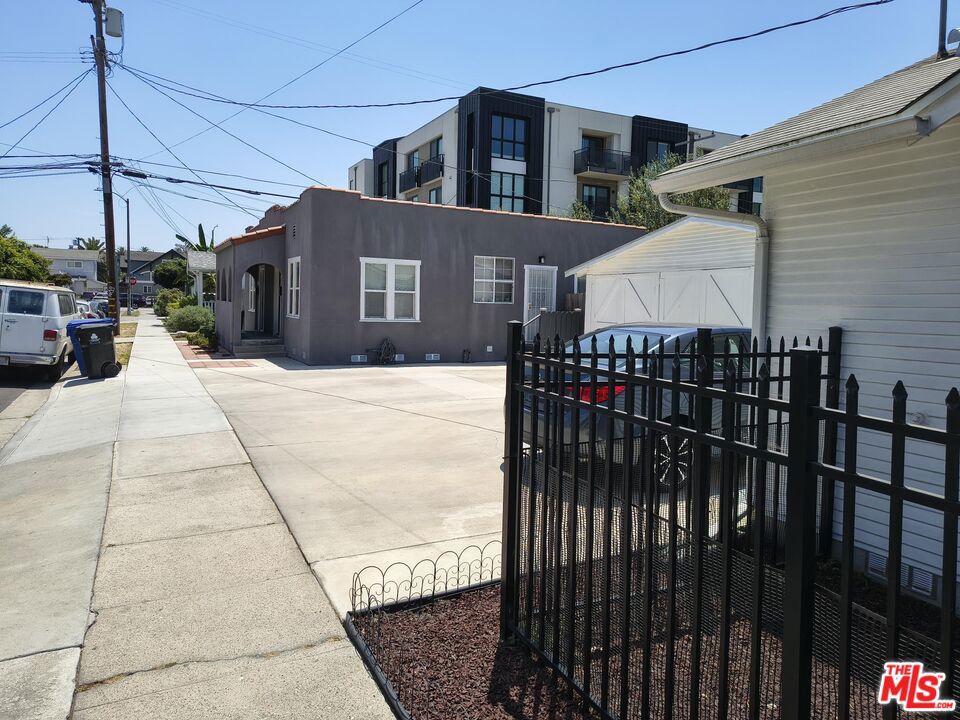 2402 Carmona Avenue Property Photo 3