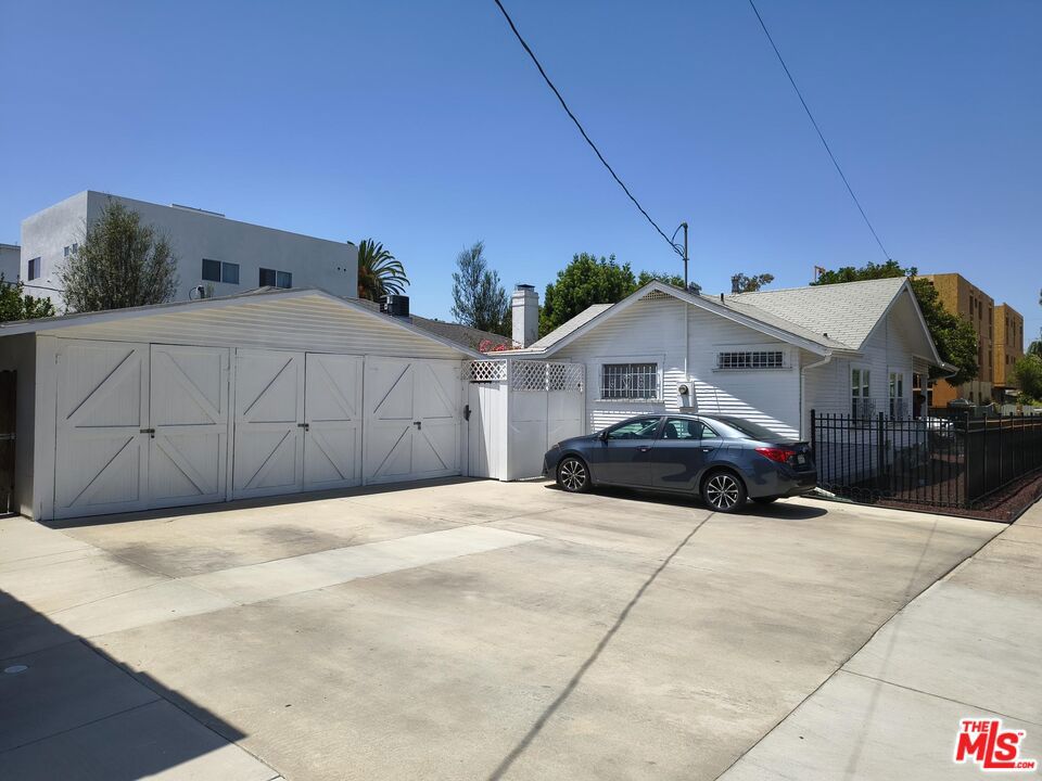 2402 Carmona Avenue Property Photo 4