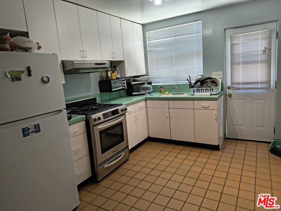 2402 Carmona Avenue Property Photo 9