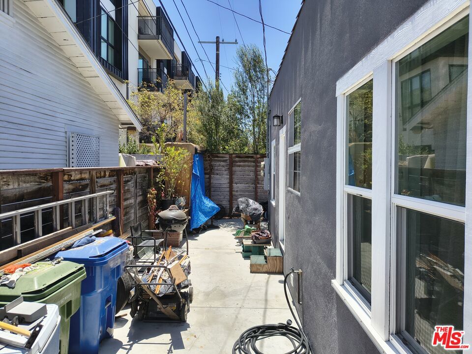 2402 Carmona Avenue Property Photo 11