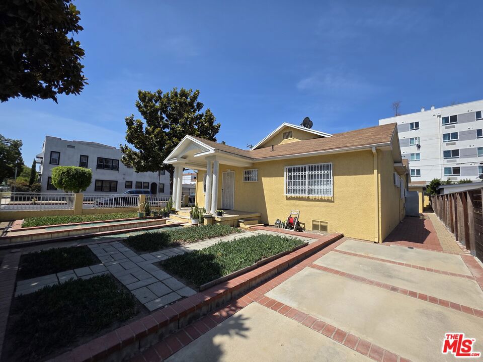 4239 S Hobart Boulevard Property Photo 2