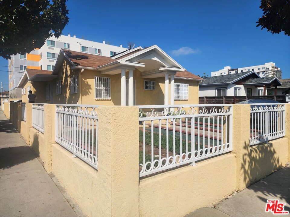4239 S Hobart Boulevard Property Photo 3
