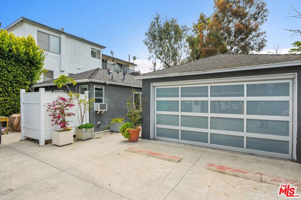 828 Hill Street Property Photo 36