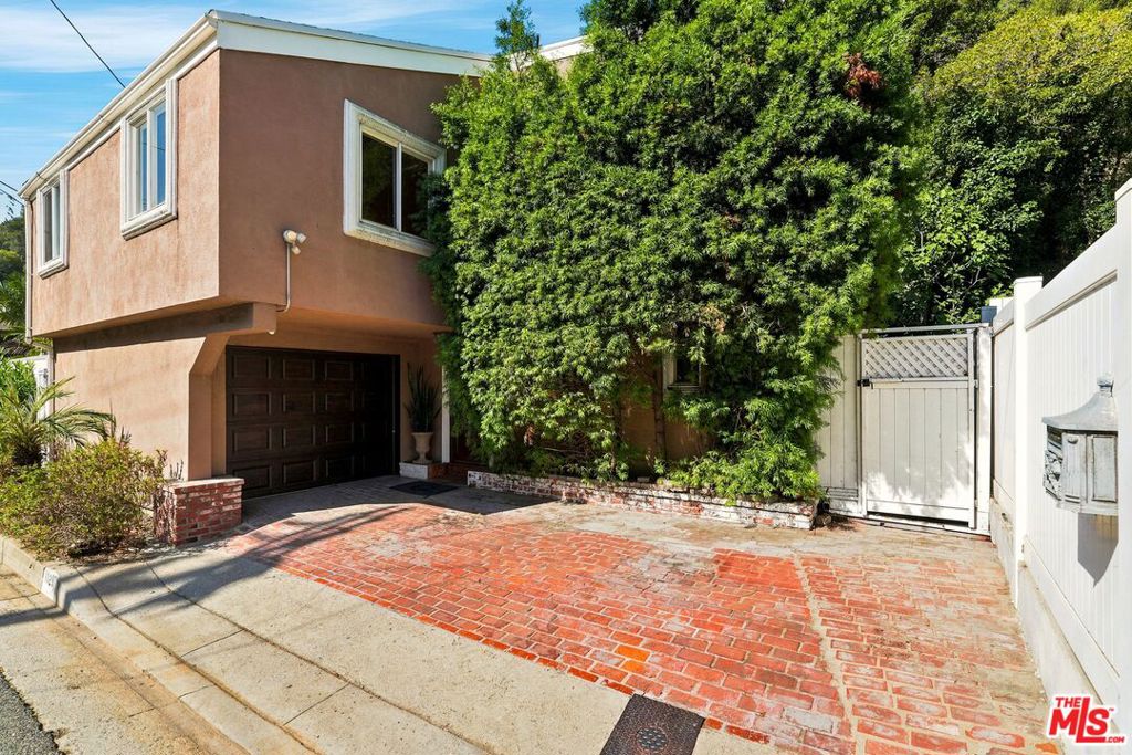 1029 N Beverly Glen Boulevard Property Photo 6
