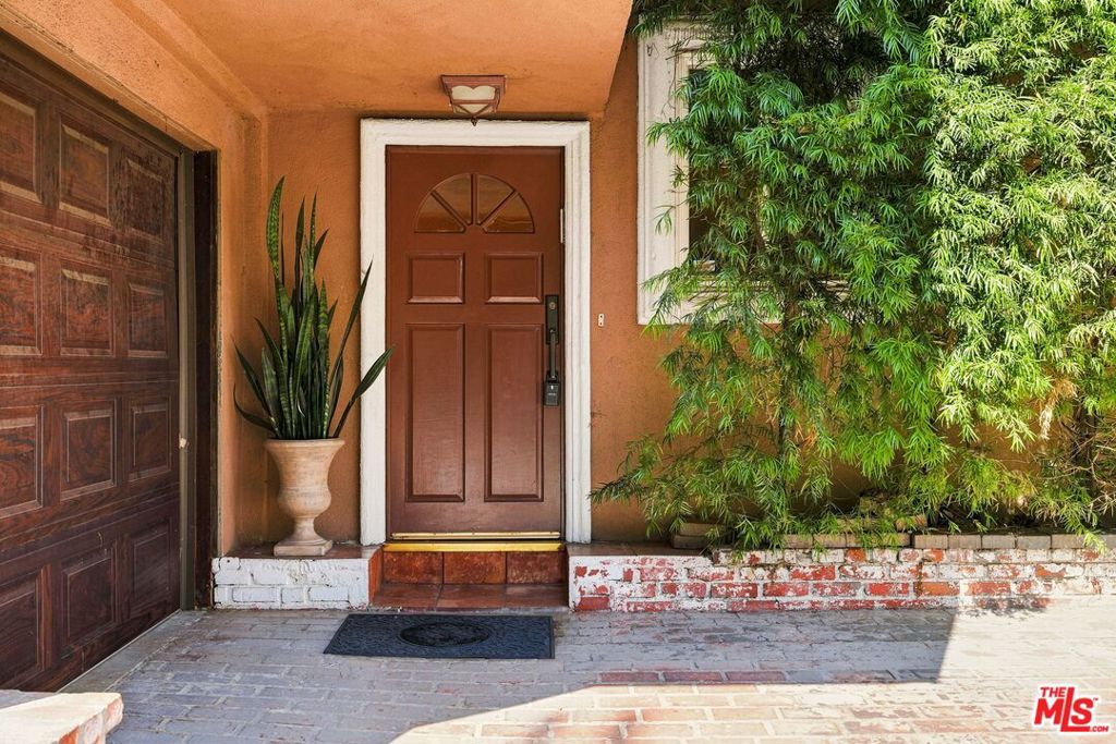 1029 N Beverly Glen Boulevard Property Photo 7