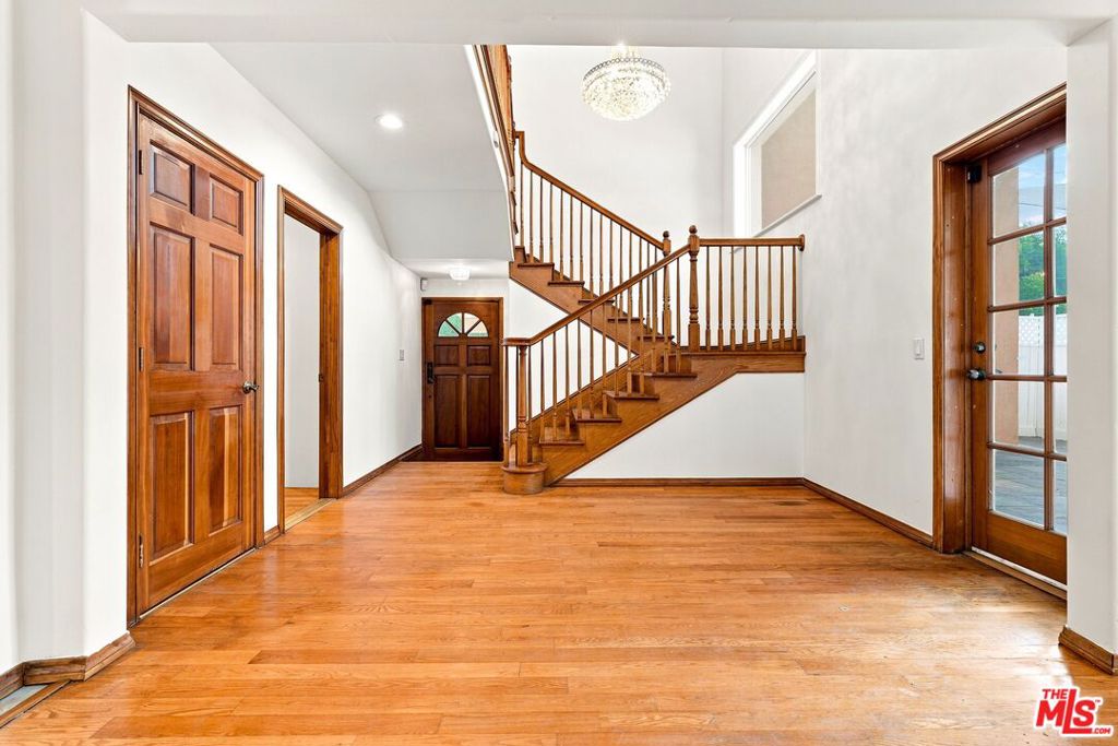 1029 N Beverly Glen Boulevard Property Photo 8