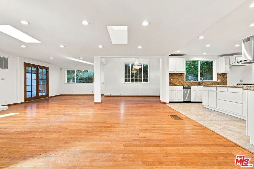 1029 N Beverly Glen Boulevard Property Photo 10